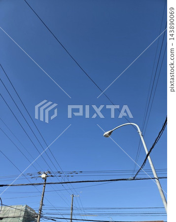 電線和路燈交錯的景色 電線和路燈交錯的景色 143890069