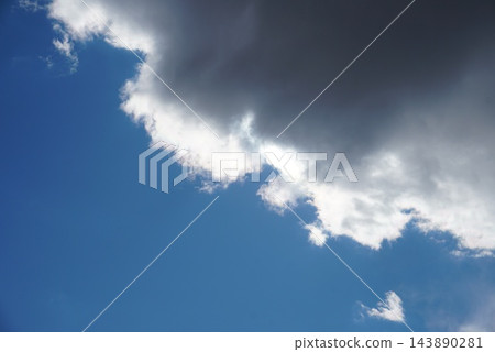 當您穿過雲層之間的空間時,另一邊是藍天 當您穿過雲層之間的空間時,另一邊是藍天 143890281