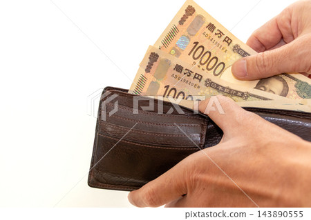 從錢包中取出便條 從錢包中取出便條 143890555