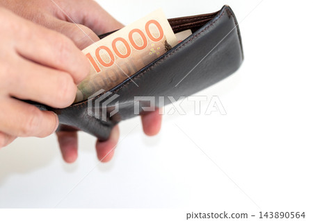 從錢包中取出便條 從錢包中取出便條 143890564