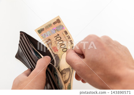 從錢包中取出便條 143890571