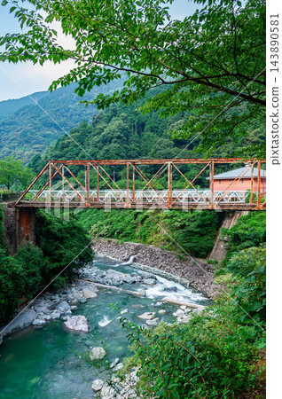 愛媛郡：礦工過去搭乘地鐵穿過的「石橋」橋。 143890581