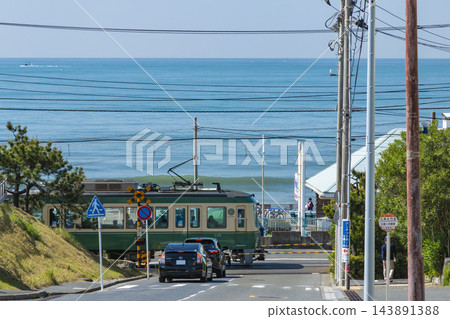 湘南七里濱：江之電列車與大海 143891388