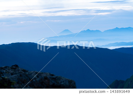 清晨從東鐮山脊眺望富士山和南阿爾卑斯山;穿越北阿爾卑斯山的槍岳和大吉列托峠。 清晨從東鐮山脊眺望富士山和南阿爾卑斯山;穿越北阿爾卑斯山的槍岳和大吉列托峠。 143891649