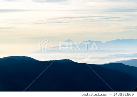 清晨從槍嶽山屋眺望富士山和南阿爾卑斯山;穿越槍岳和北阿爾卑斯山的大吉列山口。 清晨從槍嶽山屋眺望富士山和南阿爾卑斯山;穿越槍岳和北阿爾卑斯山的大吉列山口。 143891669