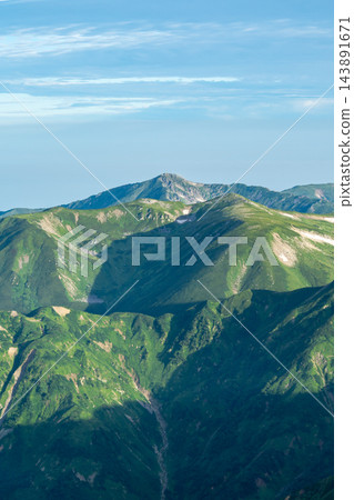 清晨從矢嶽山屋眺望雙六岳和黑部五郎岳:穿越北阿爾卑斯山脈的大吉列託山脊。 清晨從矢嶽山屋眺望雙六岳和黑部五郎岳:穿越北阿爾卑斯山脈的大吉列託山脊。 143891671