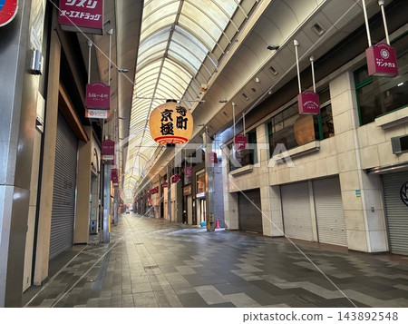 京都寺町京極商店街的拱廊和燈籠 143892548