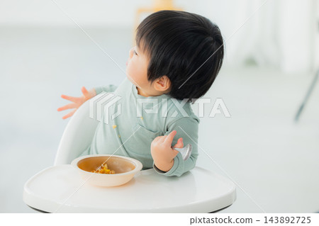 一個吃的男孩 143892725
