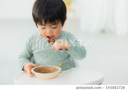 一個吃的男孩 一個吃的男孩 143892726