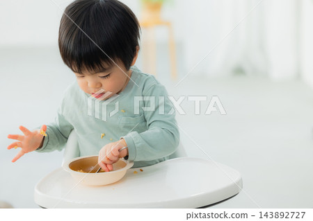 一個吃的男孩 一個吃的男孩 143892727