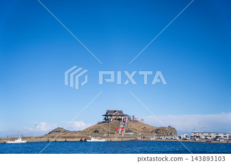 青森縣,八戶市湛藍的天空和歌島神社的景色 青森縣,八戶市湛藍的天空和歌島神社的景色 143893103