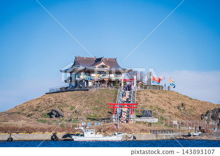 青森縣，八戶市湛藍的天空和歌島神社的景色 143893107