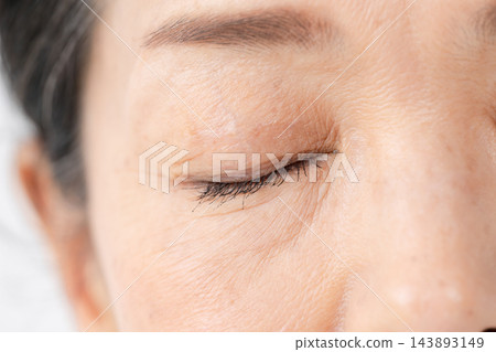 一位老年婦女的眼睛特寫 143893149