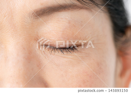 一位老年婦女的眼睛特寫 143893150