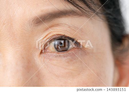 一位老年婦女的眼睛特寫 143893151