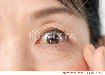 一位老年婦女的眼睛特寫 143893156