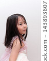 一名身穿睡衣的5歲女孩 143893607