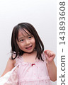 一名身穿睡衣的5歲女孩 143893608