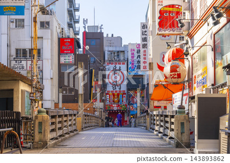 大阪南區道頓堀,清晨,靠近多左衛門橋。 大阪南區道頓堀,清晨,靠近多左衛門橋。 143893862