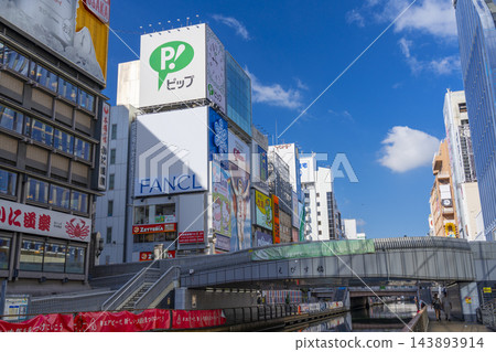 清晨,在大阪南區的道頓堀川漫步。 清晨,在大阪南區的道頓堀川漫步。 143893914
