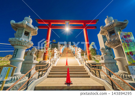 青森縣甲斐島神社:在八戶市的夜空下,紅色的鳥居和沿途的燈光熠熠生輝。 青森縣甲斐島神社:在八戶市的夜空下,紅色的鳥居和沿途的燈光熠熠生輝。 143894295