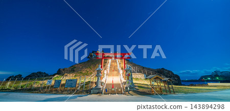 青森縣甲斐島神社:在八戶市的夜空下,紅色的鳥居和沿途的燈光熠熠生輝。 青森縣甲斐島神社:在八戶市的夜空下,紅色的鳥居和沿途的燈光熠熠生輝。 143894298