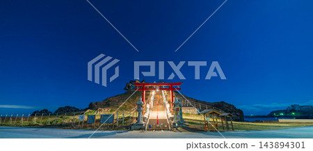 青森縣甲斐島神社：在八戶市的夜空下，紅色的鳥居和沿途的燈光熠熠生輝。 143894301