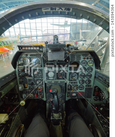 日本航空自衛隊三菱F-1戰機的駕駛艙 143894364