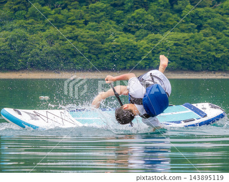 一名男子劃著獨木舟出海。 一名男子劃著獨木舟出海。 143895119