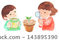 一幅水彩插圖，描繪了孩子們用放大鏡觀察植物幼苗的場景。 143895390