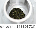 玻璃茶壺裡的茶葉 143895715
