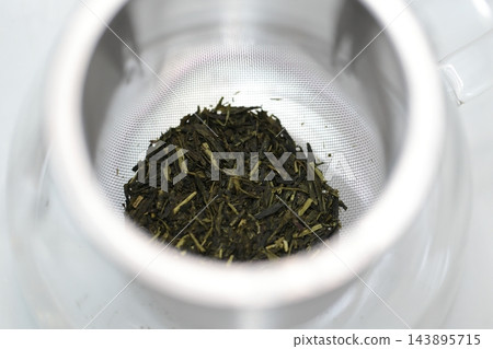 玻璃茶壺裡的茶葉 玻璃茶壺裡的茶葉 143895715
