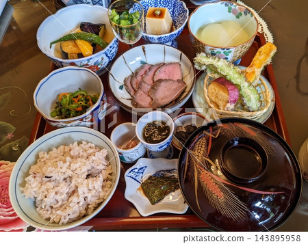 日式套餐午餐,包含色彩繽紛的蔬菜小菜和天婦羅。 日式套餐午餐,包含色彩繽紛的蔬菜小菜和天婦羅。 143895958