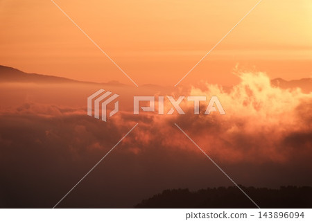 日出將天空染成深紅色,波光粼粼的雲海景色令人嘆為觀止。 日出將天空染成深紅色,波光粼粼的雲海景色令人嘆為觀止。 143896094