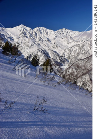 從八方根看到的白馬山峰 143896143