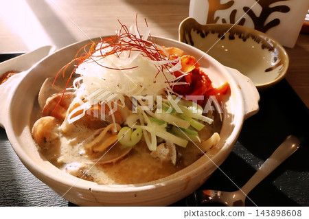 單人份蛤蜊味噌湯烏龍麵火鍋。 143898608