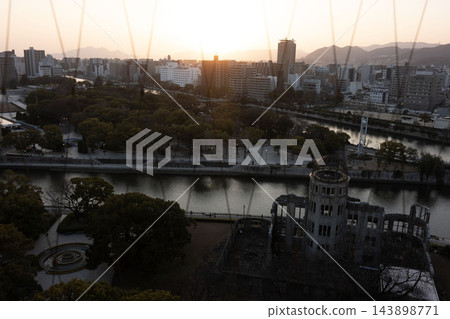 原子彈爆炸圓頂屋和元安川沐浴在金色的夕陽中,景色美不勝收。 原子彈爆炸圓頂屋和元安川沐浴在金色的夕陽中,景色美不勝收。 143898771