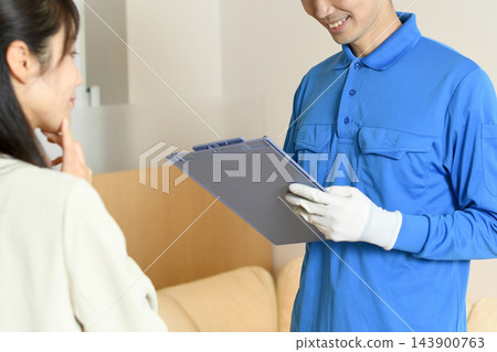 一名工人和一名女子正在解釋現場採購估價。 一名工人和一名女子正在解釋現場採購估價。 143900763