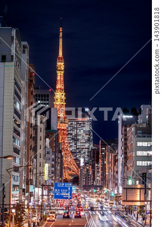 東京三田街和東京鐵塔的夜景 東京三田街和東京鐵塔的夜景 143901818