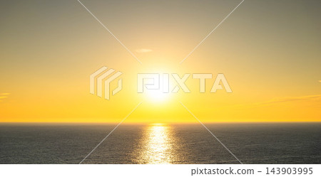 秋高氣爽,夕陽西下,從繪裡茂岬眺望,景色簡潔明快。 秋高氣爽,夕陽西下,從繪裡茂岬眺望,景色簡潔明快。 143903995