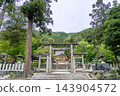 滋賀縣長濱市，春天的伊賀神社入口處的石鳥居和神社庭院 143904572