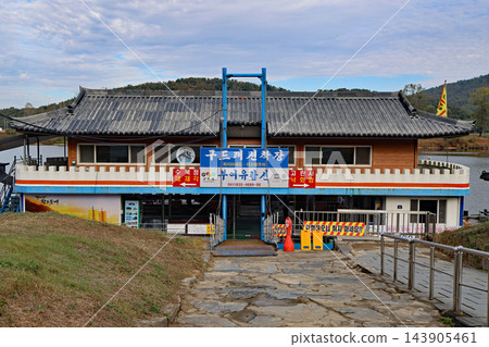 韓國扶餘市古都爾碼頭的秋景。 韓國扶餘市古都爾碼頭的秋景。 143905461