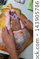 The preparation and internal structure of a stingray after opening its abdomen. 143905786