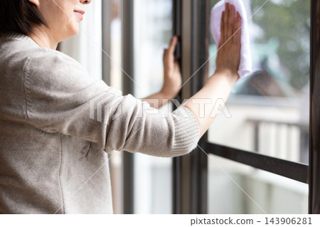 中老年婦女正在進行徹底的房屋清潔 中老年婦女正在進行徹底的房屋清潔 143906281