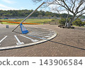 金盞花山公園：一個巨大的日晷，周圍環繞著藍天和綠樹，構成了一幅寧靜的公園景觀。 143906584