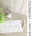 Cold prevention and health management; non-woven masks and glass bottles; houseplants; white masks and supplement containers; infection control and prevention. 143906762