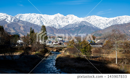 長野縣白馬村，秋高氣爽，北阿爾卑斯山脈的雪峰巍峨聳立。 143907833