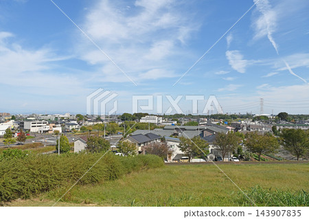 從山頂眺望：從萬壽菊山公園看到的本莊市的藍天和寧靜的城鎮風光。 143907835