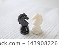 英文報紙和西洋棋騎士的特寫鏡頭 143908226