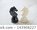 英文報紙和西洋棋騎士的特寫鏡頭 143908227